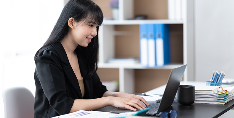 請求書の電子化を進める発行側企業の女性