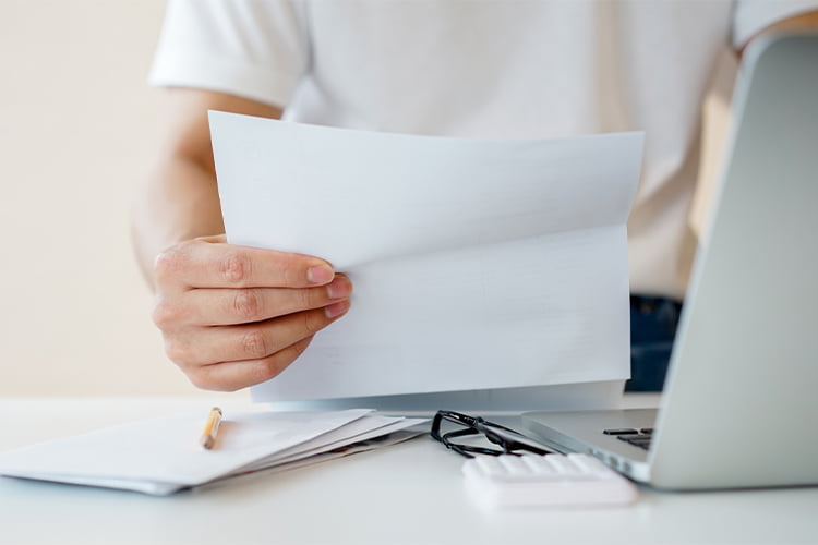 領収書を確認する男性