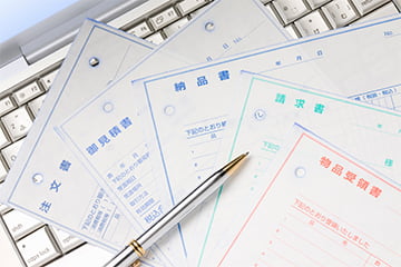 納品書と請求書の違いは？役割や書き方、発行タイミングについて詳しく解説