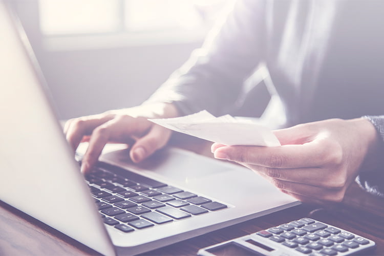 領収書を確認する経理担当