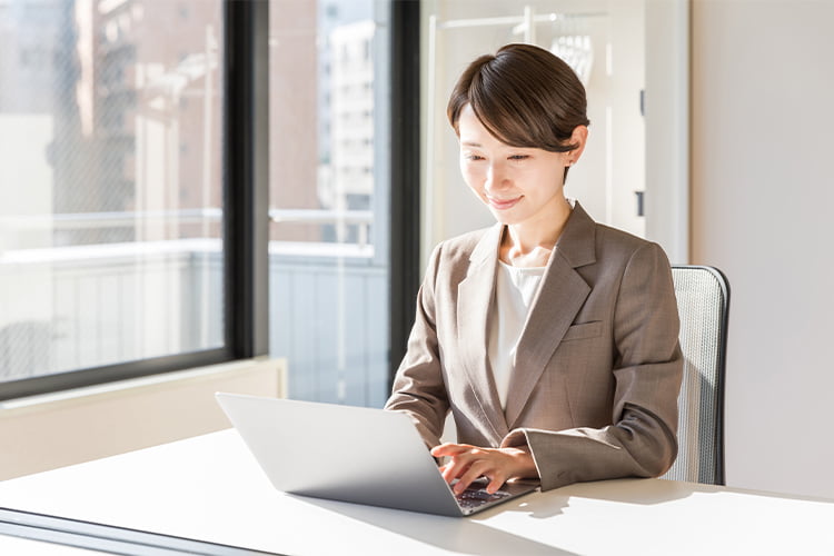 パソコンで作業する経理担当の女性
