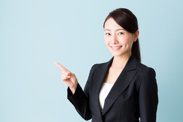 請求書の正しい宛先の書き方やマナーを解説する女性